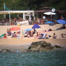 Orinar en el mar, hacer 'topless' o poner música: las multas más sorprendentes en la playa