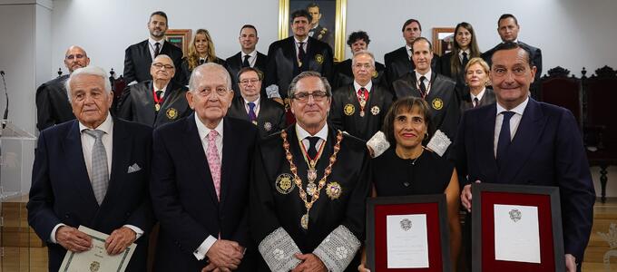 Casi 2.500 años de experiencia profesional se congregan en la entrega de los Botones de Oro y Plata de la Abogacía granadina