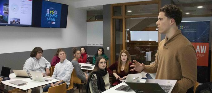 Universidades españolas redefinen la educación legal y preparan como nunca a los futuros abogados para la comunicación con el cliente gracias a la IA