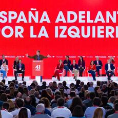 Abogados y procuradores se manifiestan ante el Congreso del PSOE por pensiones 