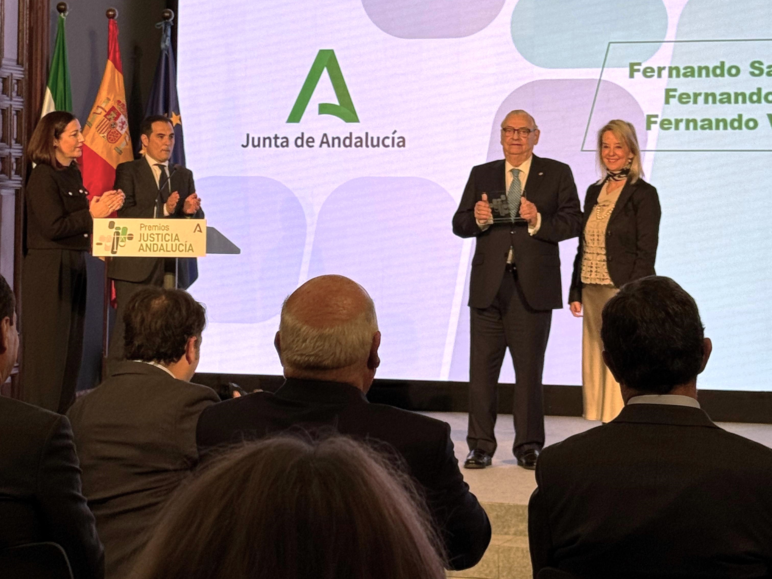 El letrado granadino Fernando Mir Gómez recibe el Premio Justicia Andalucía por su trayectoria profesional 