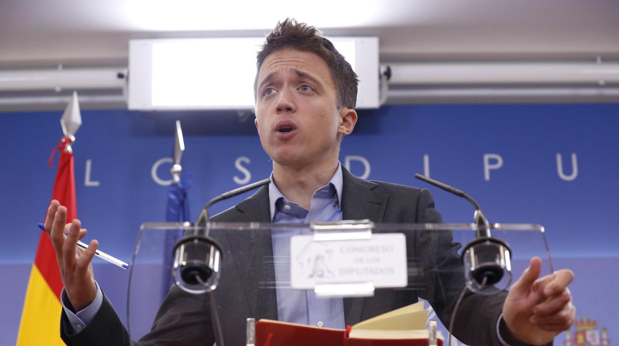 Versiones opuestas en caso de Errejón: Él dice que fue consentido; Mouliáa, que le rechazó